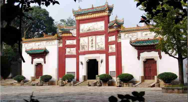 地理位置优越,不仅有隐山碧泉书院,三贤祠,胡安国胡宏父子合葬墓地及