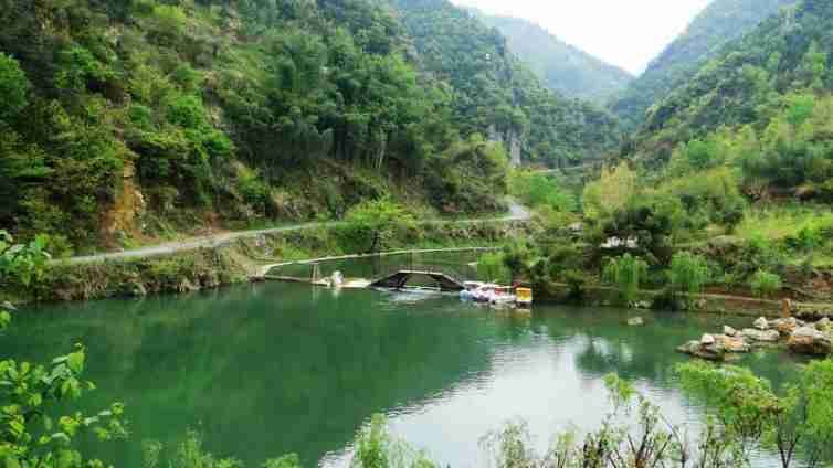 方塘乡拥有得天独厚的旅游资源优势,被誉为宁国的西部后花园.