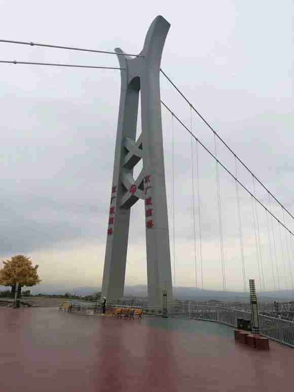 大青山玻璃栈道